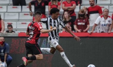 Atlético-MG bate Athletico-PR e se aproxima do título Brasileiro